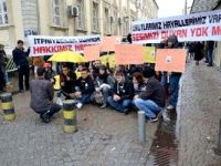 İzmir Büyükşehir'in atamadığı itfaiyeciler yağmur altında eylem yaptı
