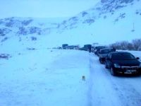 Ağrı - Van karayoluna çığ düştü.