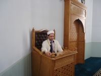 Bin hadis ezberleyen imam, cemaate peygamberi sevdiriyor