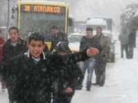 Kar yağışı bastırdı, vatandaş yolda kaldı