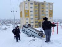 Karda takla atan araç oyun bahçesine düştü