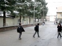 Okula gelen öğrenciler, tatil haberi ile sevindi