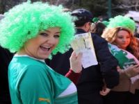 Bayan taraftarlardan renkli pankartlar