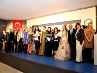 Moda Tasarımı Sertifika Programı’nı başarıyla tamamlayanlar sertifika aldı
