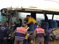 Öğrenci servisi TIR ile çarpıştı: 1 ölü, 4 yaralı