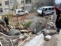 Belediyenin kamyonu, apartman boşluğuna uçtu