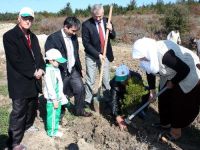 Huzurevi sakinleri ve çocuklar birlikte fidan dikti