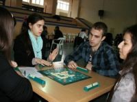 Oyun oynayarak İngilizcelerini geliştiriyorlar
