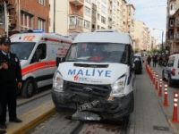 Minibüs tramvayla çarpıştı: 3 yaralı