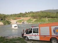 Bursa'da minibüsle geçmek istedikleri derede mahsur kaldı.
