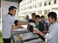 Kampüs önünde sıcak çorba dağıtımı öğrencilerden yoğun ilgi görüyor