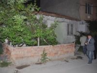 Evde yakaladığı hırsızı ağır yaraladı