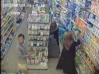 Şalvarlarına bebek maması doldururken kameraya yakalandılar