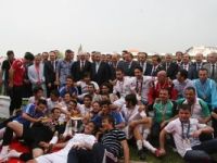 Şampiyon İnegölspor'un kupasını Başbakan Yardımcısı Arınç verdi