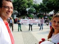 Alışverişe çağırdı, çarşı ortasında pankart açıp evlenme teklif etti