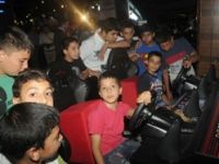 Bursa Emniyet Müdürlüğü, mendil satan, araba temizleyen çocukları ağırladı