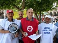 Tüm Emekli-Sen Bursa Şubesi üyesi bir grup 'Emekli Kürsüsü' kurdu.