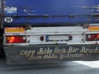 Kamyon arkasına mani yazmanın cezası; 72 lira