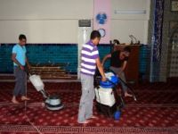 Camiler Ramazan için gül suyu ile yıkanıyor