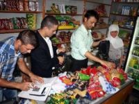 Borç defterini satın alıp bakkaldaki gıdaları köylüye dağıttılar