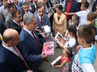 Bakan Arınç'tan huzurevi ve çocuk yuvasına bayram ziyareti