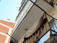 Bursa'da bir kadın, balkondan yere düştü.