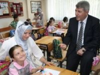 Atilla Gülsar, okula yeni başlayan minik öğrencilerin sınıflarına konuk oldu.
