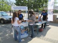 Polis, üniversiteye kayıt yaptıranlara meyve suyu ikram edip, güvenliği anlattı