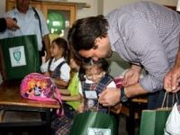 Ertuğrul Sağlam, öğrencilere kırtasiye malzemesi dağıttı