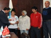 Belediye Başkanı Sadi Kurtulan'dan Başarılı Sporcuya ödül