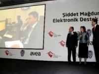 Kadına şiddete karşı hazırlanan panik butonları dağıtıldı