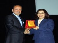 Emniyet Müdürü Kahya, öğretmen olan eşine plaket verdi