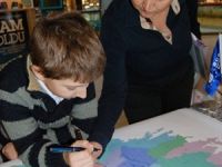 Kadınlar, şiddete karşı 'el izi' bıraktı