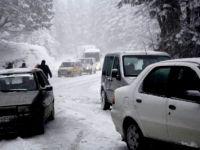 Uludağ'a kar yağdı, araçlar yollarda kaldı