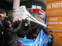 Bursa'da memurlar, AK Parti il binası önüne tabut bıraktı