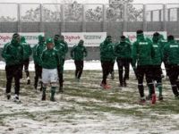 Bursaspor'da saha karla kaplanınca Ertuğrul Sağlam ve ekibi kar kürüdü
