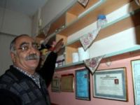Kahvecinin çay tepsisini çaldılar