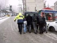 Kar nedeniyle yollarda kalan araçları polis itti