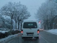 Bursa’da yoğun kar yağışı, hayatı olumsuz yönde etkiliyor.