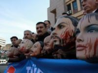 Öğretmenlerden Milli Eğitim Müdürlüğü önünde kanlı kelle eylemi