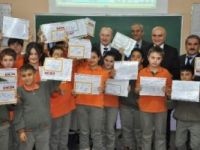 Eskişehir Valisi Koçdemir, öğrencilerin karne sevincini paylaştı