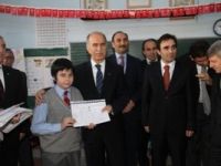 Öğrencilerden Vali'ye karne sürprizi