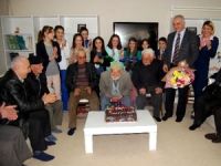 Asırlık dedeye doğum günü partisi