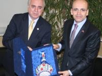 Maliye Bakanı Mehmet Şimşek, Celal Sönmez'i ziyaret etti.