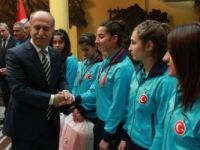 Şampiyon kızlara ödül