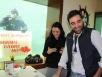 Dalgıçın açtığı pankart eşliğinde yüzüğü taktı