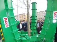Gemlik'te ağaç sökme ve dikme makinesi hizmete girdi