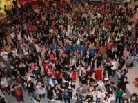 Bursalı kadınlar, kadına karşı şiddeti toplu dansla protesto etti