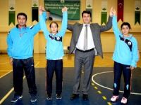 Başkan Dündar, rekortmen atletleri ödüllendirdi