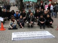 DHKP-C operasyonunu protesto için, emniyet önünde oturma eylemi yaptılar